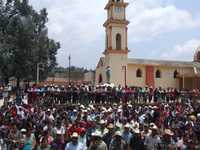 Cientos de feligreses se concentraron el atrio del templo de San José, en el poblado de Tetelcingo, en las faldas del volcán Pico de Orizaba, para protestar contra la diócesis de Córdoba, que destituyó al párroco Alfredo Jiménez Hernández por hacer proselitismo electoral en favor del Partido Revolucionario Institucional