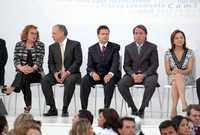 La líder del magisterio, Elba Esther Gordillo; Mario H. Páez, presidente del consejo directivo de Con-México; el gobernador del estado de México, Enrique Peña Nieto; Emilio Azcárraga Jean, presidente del Grupo Televisa, y Josefina Vázquez Mota, secretaria de Educación Pública,  durante la presentación de la campaña Elige estar bien contigo, en las instalaciones de Televisa San Ángel