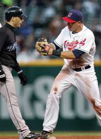 Asdrúbal Cabrera, de Cleveland, pisa la segunda base para sacar a Marco Scutaro y completar un triple play en el juego contra Toronto