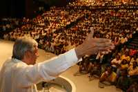 Andrés Manuel López Obrador, durante la reunión que sostuvo con brigadistas defensores del petróleo en el Centro de Convenciones de Acapulco, en el estado de Guerrero