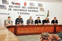 Eduardo Medina Mora, procurador general de la República; Guillermo Galván Galván, secretario de la Defensa Nacional; Jesús Aguilar Padilla, gobernador de Sinaloa; Juan Camilo Mouriño Terrazo, titular de Gobernación, y Mariano Saynez Mendoza, de Marina, durante la reunión de gabinetes de seguridad en Sinaloa