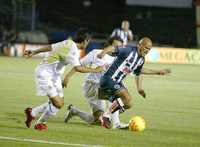 Chupete Suazo (derecha) anotó uno de los goles del cuadro regio