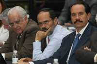 Los legisladores panistas Jorge Ocejo, Gustavo Madero y Juan Bueno, durante las discusiones en la casona de Xicoténcatl