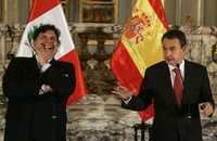 El presidente de Perú, Alan García, con el primer ministro español, José Luis Rodríguez Zapatero, durante una conferencia en Lima, sede de la cumbre de América Latina, el Caribe y la Unión Europea, en la que se darán cita presidentes y jefes de gobierno para tratar diversos temas, entre los que destacan pobreza, desigualdad, inclusión, desarrollo sustentable, medio ambiente, cambio climático y energía