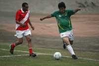 Con el número 10 de la camiseta de la selección de su país, el presidente de Bolivia, Evo Morales, jugó una cascarita de 30 minutos entre peruanos y bolivianos, donde anotó un gol de penal. El mandatario llegó al estadio universitario, sede de la Cumbre de los Pueblos