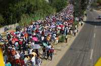 Más de 70 mil profesores de la sección 22 conmemoraron el Día del Maestro con una marcha por las principales calles de la capital de Oaxaca para demandar un aumento salarial superior al ofrecido por las autoridades federales y que se emita la convocatoria para elegir a la dirigencia seccional