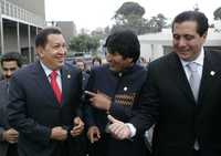 Hugo Chávez, Evo Morales y Martín Torrijos, presidentes de Venezuela, Bolivia y Panamá, respectivamente, al término de la sesión plenaria de ayer en la ciudad de Lima, Perú