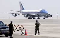 Guardias egipcios en el aeropuerto Harm El-Sheik a la llegada del avión del presidente George W. Bush este sábado