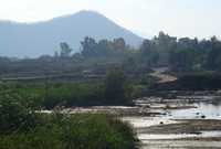 Aspecto del río Santiago afectado por la descarga de aguas negras y residuales provenientes del Reclusorio Sur y asentamientos irregulares localizados en las inmediaciones, las cuales desembocan en la presa San Lucas, que sirve como como vaso regulador hacía los canales de Xochimilco y la recarga de los mantos acuíferos