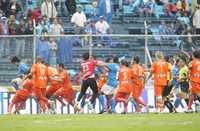 Gresca en el estadio Azul, al finalizar el juego entre celestes y Jaguares