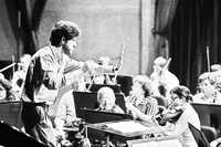 El director Juan Carlos Lomónaco durante un ensayo con la Orquesta Sinfónica del IPN, en el auditorio Alejo Peralta del Centro Cultural Jaime Torres Bodet, en Zacatenco