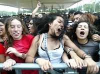 La diversidad estuvo presente en el escenario y entre el público. Arriba, el vocalista del grupo nigeriano Mamar Kassey