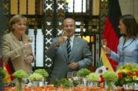 Brindis en Palacio Nacional. La canciller alemana Angela Merkel; el presidente de México, Felipe Calderón Hinojosa, y su esposa Margarita Zavala, durante la comida oficial en Palacio Nacional, en la ciudad de México. Calderón Hinojosa se pronunció por una economía social de mercado que permita un desarrollo humano sustentable y pleno 