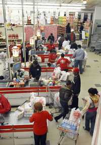 Clientes en un supermercado de Chicago. Al comenzar cada mes, estos establecimientos abren sus puertas a la medianoche para atender las compras con estampillas de comida, beneficio que los gobiernos estatales entregan a personas de bajos recursos