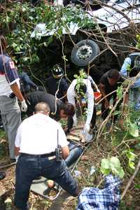 Trascendió que los cuerpos de tres pasajeros no habían sido localizados y que podrían estar en el fondo del barranco