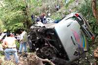 Un autobús de la empresa Estrella Blanca que circulaba por la carretrra México-Tampico cayó a un barranco en el municipio de San Agustín Metzquititlán. Se reportaron al menos 28 muertos y siete heridos