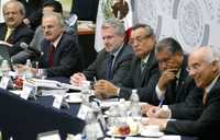 Graco Ramírez, Rubén Camarillo, Francisco Labastida, Santiago Creel, Fernando Baeza, Melquiades Morales y Dante Delgado, durante el tercer foro de debate sobre la industria petrolera