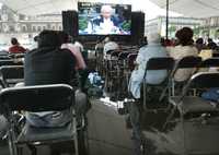 Decenas de personas observaron ayer en la Plaza de la Constitución el debate sobre la reforma petrolera