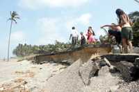 Las constantes crecidas del mar en el litoral de Tabasco, causadas por el cambio climático y la destrucción de manglares, entre otros factores, han arrasado con tramos de la carretra costera