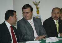 El jefe de Gobierno, Marcelo Ebrard, flanqueado por el representante de los transportistas, Ismael Plascencia, y Armando Quintero, titular de la Setravidurante la presentacion del programa