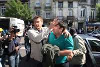 El presunto líder etarra Javier López Peña es sostenido por un policía para impedirle hablar con la prensa, ayer en Burdeos, Francia. Thierry, como se le conoce, fue llevado por las autoridades francesas y españolas a la casa donde fue detenido junto con otros tres supuestos miembros de ETA. Después de la diligencia pericial, la policía los trasladó a la comisaría donde están recluidos desde el martes pasado