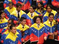 El joven director Gustavo Dudamel, al centro, con los atrilistas de la Orquesta Juvenil Simón Bolívar, en México, en 2007