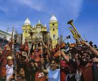 Integrantes de la Orquesta Juvenil de Zulia en la Plaza de la Iglesia de la Chinita, en Maracaibo