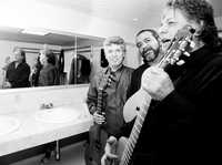 David Haro, Rafael Mendoza y Marcial Alejandro en su camerino en el Teatro de la Ciudad en 2005