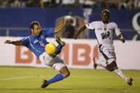 El zaguero celeste Joaquín Beltrán y  el gladiador Tressor Moreno se verán otra vez las caras esta tarde en el estadio Azul