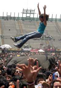 La banda, como en otras versiones del festival, desprendió la cubierta del pasto para utilizarla en trampolines