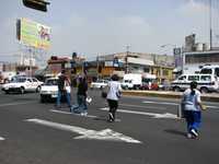 Cada día miles de peatones que atraviesan la vía Morelos en el poblado de Santa Clara, municipio de Ecatepec, arriesgan la vida debido a la falta de un puente peatonal que fue destruido hace más de un año por un tráiler con exceso de carga. Ni las autoridades municipales ni las estatales han atendido las reiteradas peticiones de los colonos para que se reconstruya el cruce