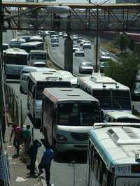 Transportistas mexiquenses formaron el frente Fuerza Transportista para demandar que se les incluya en los proyectos de transporte masivo de los gobiernos federal y del estado de México. En la imagen, el paradero de Ciudad Azteca, en Ecatepec, de donde partirá el autobus articulado