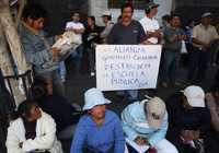 Maestros disidentes protestaron ayer frente a las instalaciones de la SEP contra la alianza educativa anunciada por Felipe Calderón y Gordillo