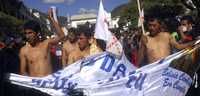 El pasado sábado unos 20 campesinos quechuas fueron vejados y forzados a marchar semidesnudos en la plaza de armas de Sucre, donde grupos de extrema derecha les obligaron a arrodillarse y a gritar consignas contra el presidente Evo Morales, en una acción que ayer fue condenada por la CIDH