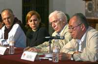 Antonio Saborit, María Teresa Meneses, José María Pérez Gay y Julián Meza, anteanoche, durante la presentación del libro El tallo entre las piedras, de Claudio Magris