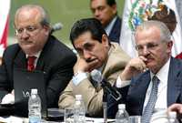 Graco Ramírez, Rubén Camarillo y Francisco Labastida durante el debate del pasado jueves en el Senado sobre la reforma energética