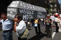 Apecto de la marcha de sindicatos independientes y profesores de la Coordinadora Nacional de Trabajadores de la Educación hacia la Suprema Corte de Justicia de la Nación, el jueves pasado, para exigir la derogación de la ley del ISSSTE y repudiar la privatización de Pemex