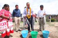 En un recorrido por la sierra de Guerrero, el presidente Felipe Calderón Hinojosa inauguró el sistema de agua potable y obras de electrificación en el municipio de Metlatónoc, considerado el sexto más pobre del país. En esa región dialogó con indígenas y campesinos y reiteró que su administración está comprometida con la gente más humilde