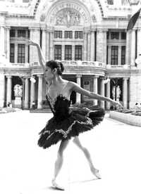 Irma Morales, frente a la entrada del Palacio de Bellas Artes, en los comienzos de su carrera