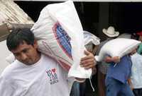 La policía antimotines recuperó en el municipio de Nacajuca, Tabasco, una bodega de alimentos que fue saqueada por un grupo de indígenas y campesinos que reclaman al gobierno local apoyos para 25 zonas inundadas. Los inconformes se llevaron cerca de dos toneladas de forraje. Los inconformes también se apoderaron de la casa de gobierno y gestión social en este municipio