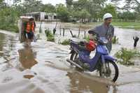 Una pareja de tabasqueños trata de proteger sus pertenencias. En los municipios de Jalapa, Tacotalpa y Teapa persisten las inundaciones