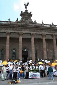 Ahorradores de la Unión de Crédito Monterrey realizaron un plantón ayer, en la explanada de los Héroes de la Gran Plaza, para exigir al gobierno de Nuevo León castigar a los responsables de la estafa por más de 500 millones de pesos de la que fueron víctimas en 2006