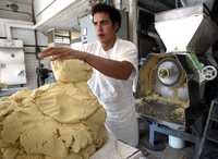 Molino de masa de maíz para tortillas en la avenida Pacífico, en la delegación Coyoacán