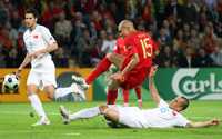 Luego de una triangulación con Nuno Gomes, el defensa Pepe remata para marcar el primer gol de Portugal