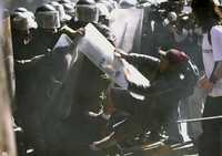 Policías forcejean con manifestantes, en su mayoría estudiantes, ayer frente a la embajada de Estados Unidos en La Paz