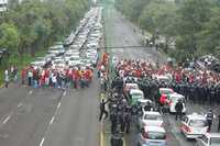 Mineros que cerraron Periférico Sur se enfrentaron con granaderos, frente a las instalaciones de la Secretaría del Trabajo