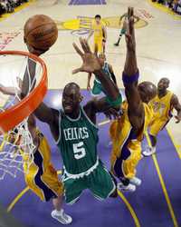 Kevin Garnet, de los Celtics, se aproxima al tablero entre Pau Gasol y Lamar Odom, de los Lakers, en la primera mitad del tercer juego de la final de la NBA