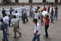 Taxistas de Zacatecas marcharon ayer en la capital del estado para demandar a las autoridades frenar los asaltos, robos y levantones cometidos por presuntos miembros de Los Zetas. Los manifestantes dijeron que las agencias del Ministerio Público se niegan a recibir denuncias contra los pístoleros del cártel del Golfo