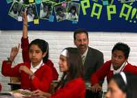 La secretaria de Educación de Estados Unidos, Margaret Spelligns, y el embajador Antonio Garza, realizaron una visita a la escuela primaria Estados Unidos de América, ubicada en la unidad habitacional John F. Kennedy en la delegación Venustiano Carranza