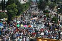 Dirigentes de la APPO y de la sección 22 encabezaron la megamarcha del sábado para recordar el fallido desalojo, hace dos años, del plantón magisterial en el zócalo de la capital de Oaxaca. Jóvenes con el rostro cubierto realizaron pintas en diferentes lugares